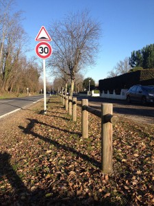 Lisse en bois le long des routes