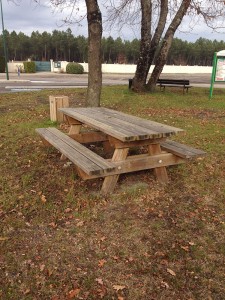 Table et corbeille en bois